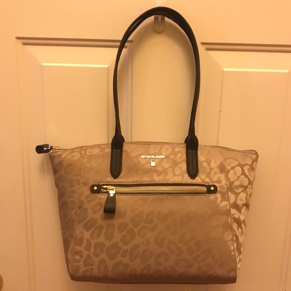 NWT Michael Kors Vegan Tote Bag Travel - Picture 7 of 8